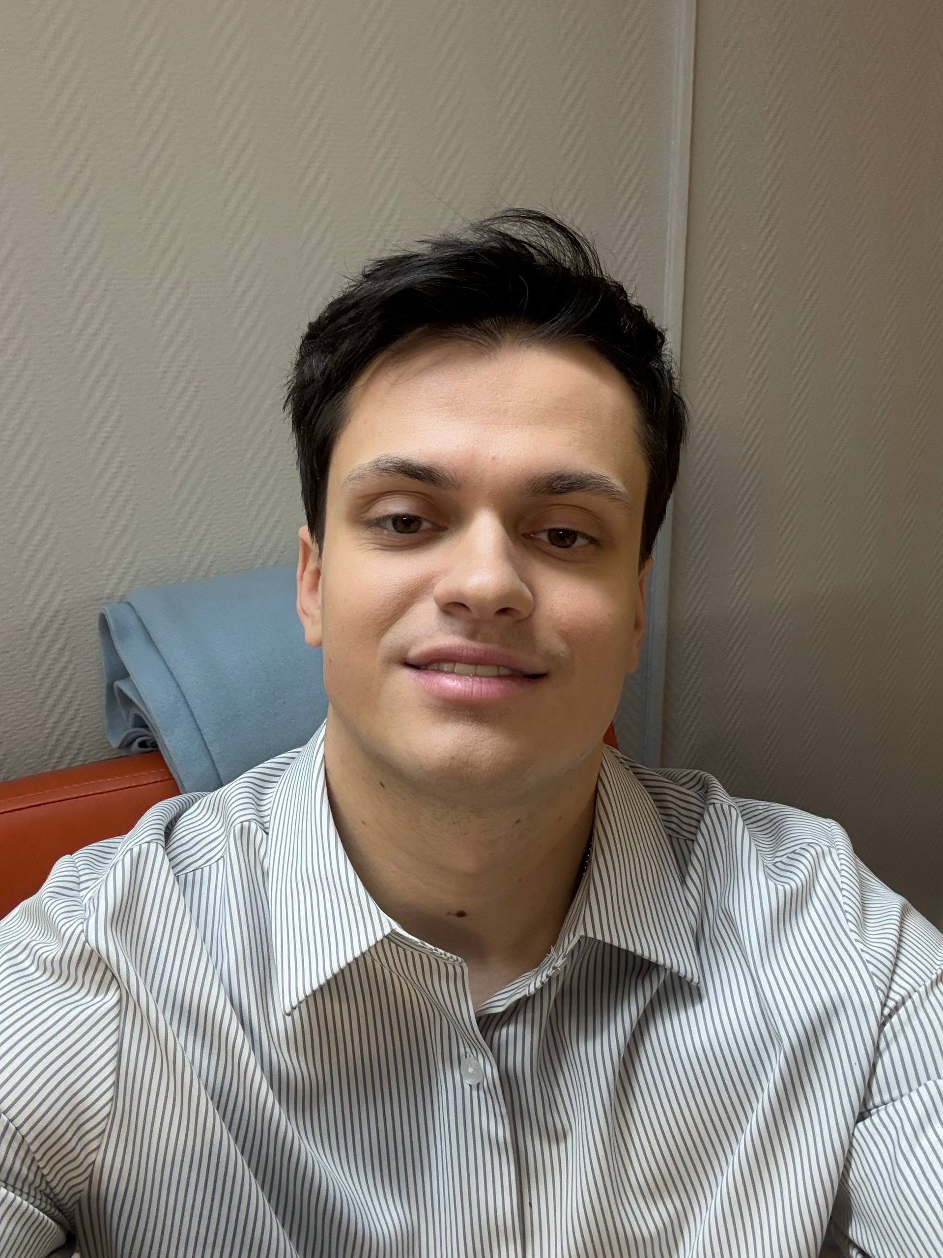 🤣Парень сосет член🤣