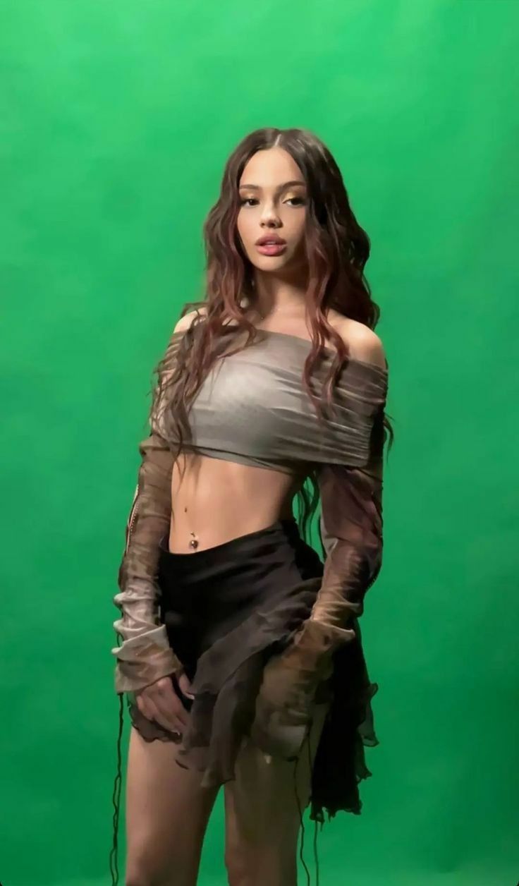 Снимает с себя полностью одежду